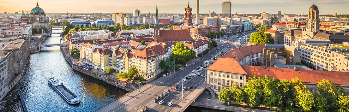 Blick auf Berlin mit Ausblick auf Spree und Alexanderturm in Abendstimmung