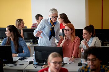 Professorin spricht mit Studierender im Seminarraum