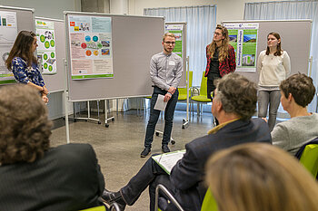 Studierende bei der Präsentation